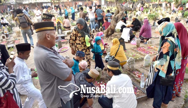 www.nusabali.com-umat-muslim-ziarah-kubur-jelang-ramadhan