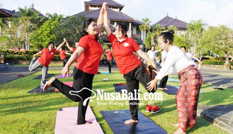 www.nusabali.com-whdi-badung-gelar-yoga-di-puspem