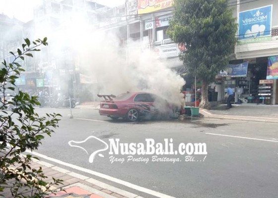 Nusabali.com - mobil-keluarkan-asap-pengemudi-dan-warga-panik