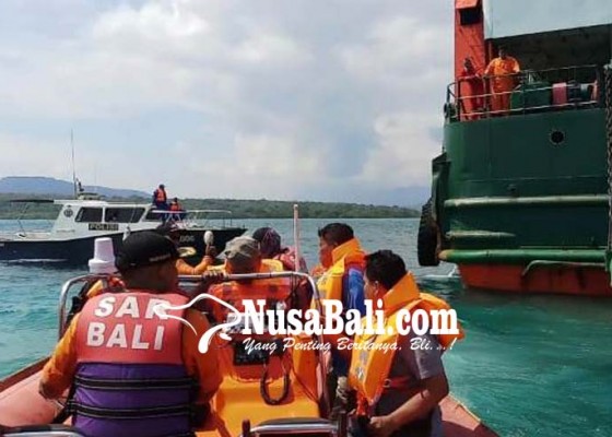 Nusabali.com - penumpang-dievakuasi-sopir-dan-kernet-tunggu-kendaraan
