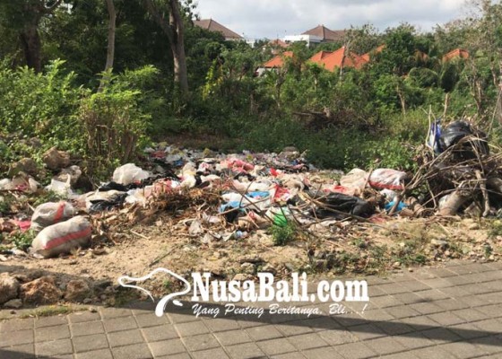 Nusabali.com - bau-sampah-warga-mengadu-ke-kecamatan