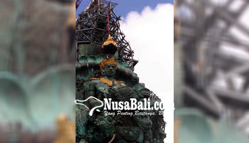 www.nusabali.com-patung-dewa-wisnu-di-gwk-dipasangi-mahkota-35-ton