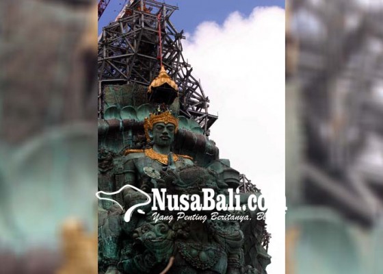 Nusabali.com - patung-dewa-wisnu-di-gwk-dipasangi-mahkota-35-ton
