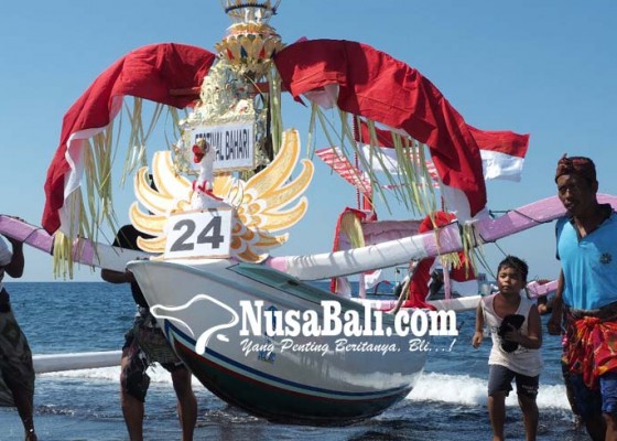 Nusabali.com - 79-jukung-berlonba-di-festival-bahari