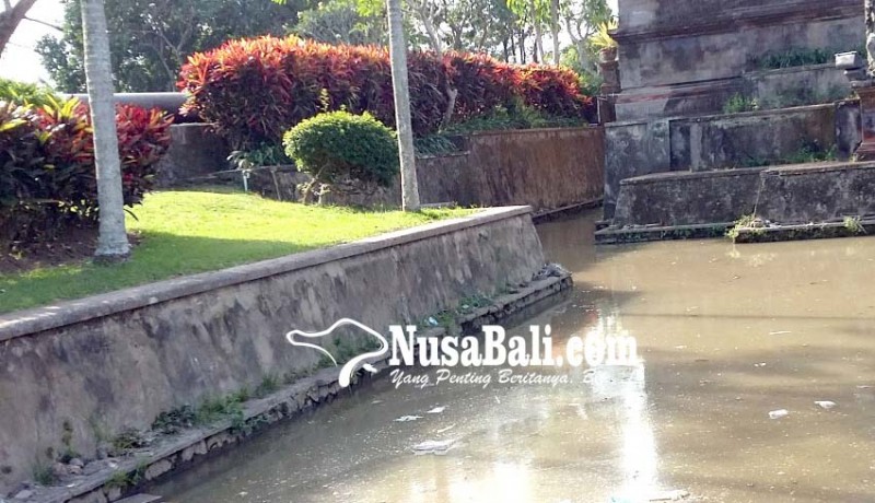 www.nusabali.com-sampah-kotori-kolam-di-sekitar-pura-lingga-bhuana-puspem-badung