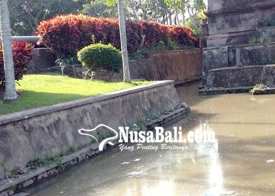 Nusabali.com - sampah-kotori-kolam-di-sekitar-pura-lingga-bhuana-puspem-badung