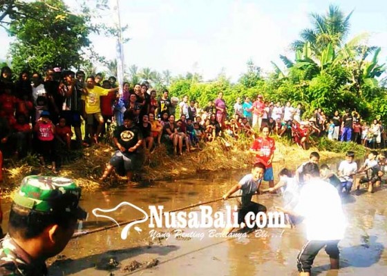 Nusabali.com - tarik-tambang-di-lumpur-semua-peserta-belepotan
