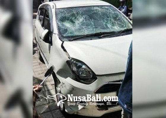 Nusabali.com - tabrak-lari-mobil-dirusak-pengemudi-dimassa