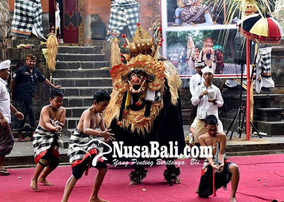 Nusabali.com - ngurek-warnai-parade-ngelawang-di-jaba-pura-jagatnatha