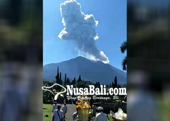 Nusabali.com - pamedek-abadikan-erupsi-gunung-agung