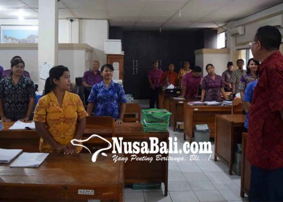 Nusabali.com - hari-pertama-ngantor-inspektorat-pergoki-pegawai-telat