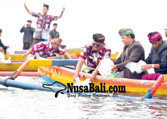 Nusabali.com - ulun-danu-art-festival-manajemen-tebar-ikan-di-danau-beratan
