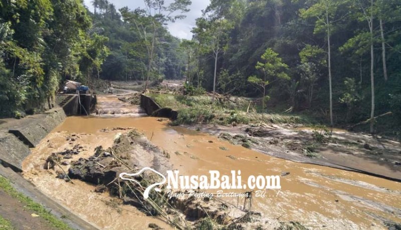 www.nusabali.com-dam-tamansari-diterjang-banjir-bandang