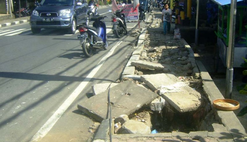www.nusabali.com-tergerus-hujan-trotoar-di-bangli-hancur