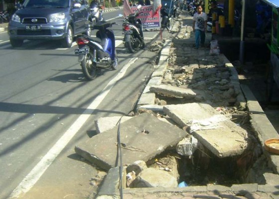 Nusabali.com - tergerus-hujan-trotoar-di-bangli-hancur