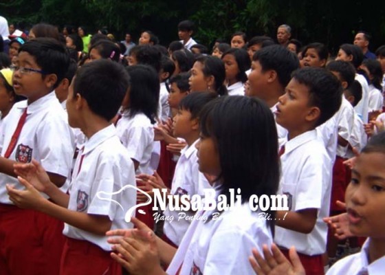 Nusabali.com - musim-panen-cengkih-pendaftaran-anak-sekolah-ditunda