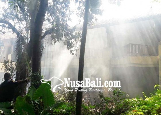 Nusabali.com - bakar-sampah-hotel-sunari-dilalap-api
