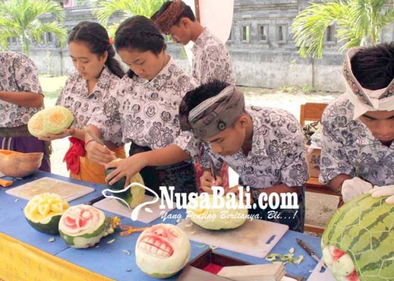 Nusabali.com - siswa-jb-dibekali-ketrampilan-fruit-carving