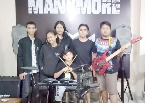 Nusabali.com - manymore-band-7-pelajar-gianyar-yang-piawai-bermusik