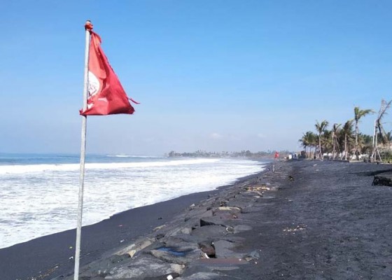 Nusabali.com - gelombang-tinggi-bpbd-pasang-bendera-merah