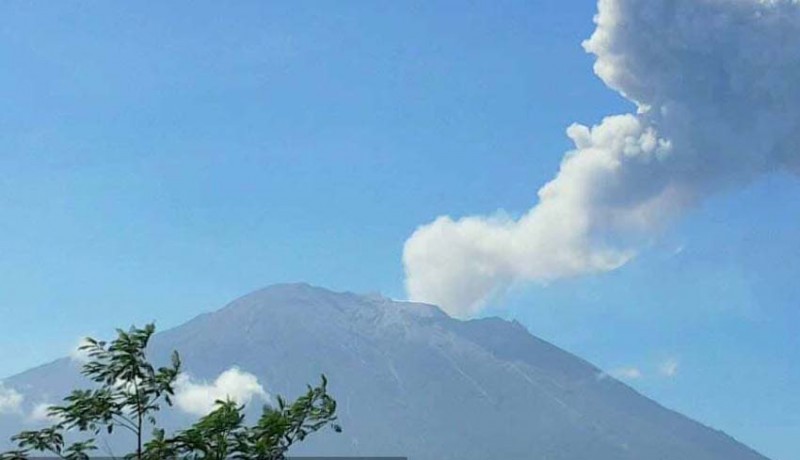 www.nusabali.com-selama-2-jam-gunung-agung-tiga-kali-erupsi