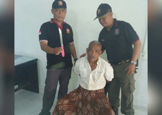 Nusabali.com - ngamuk-bersajam-warga-dan-polisi-bekuk-kakek