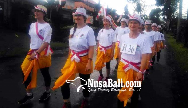www.nusabali.com-wanita-ekspatriat-ikut-lomba-gerak-jalan