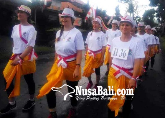 Nusabali.com - wanita-ekspatriat-ikut-lomba-gerak-jalan