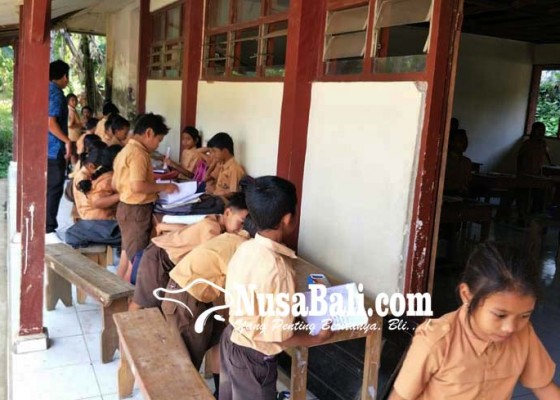 Nusabali.com - siswa-sdn-3-depeha-belajar-di-emper-kelas
