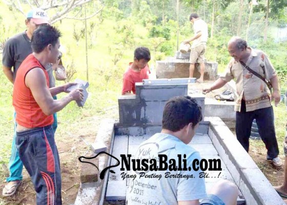 Nusabali.com - warga-desa-kesimpar-perbaiki-dua-makam-pahlawan