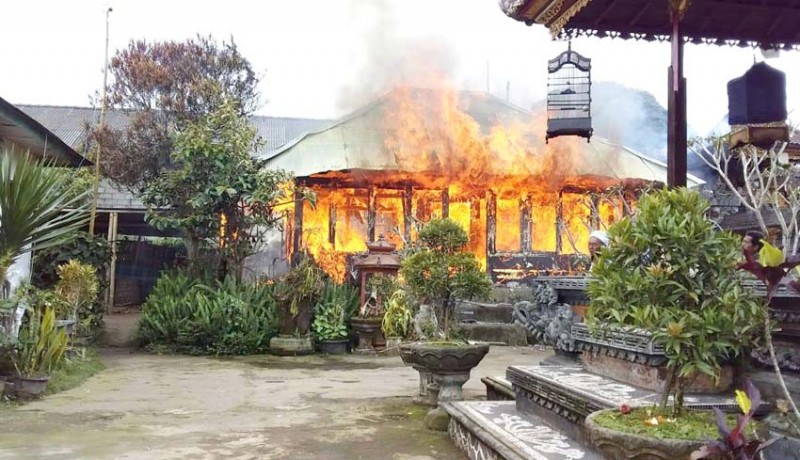 www.nusabali.com-ditinggal-sembahyang-rumah-terbakar