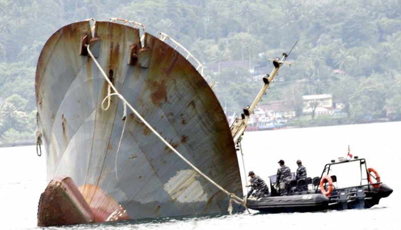 www.nusabali.com-penenggelaman-kapal-ikan-ilegal-di-ambon