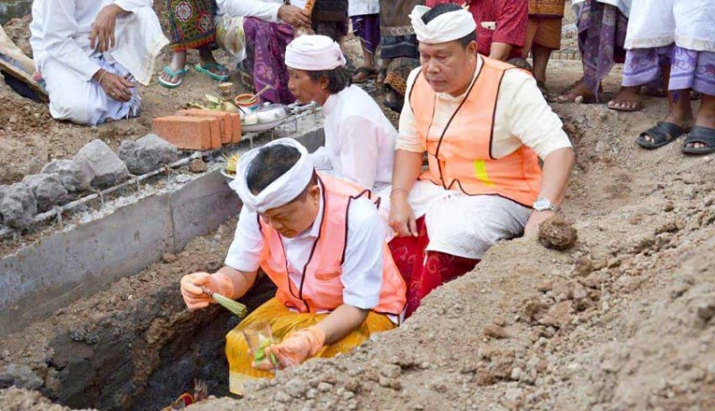 www.nusabali.com-rai-mantra-letakkan-batu-pertama-revitalisasi-pasar-kerta-waringin-sari