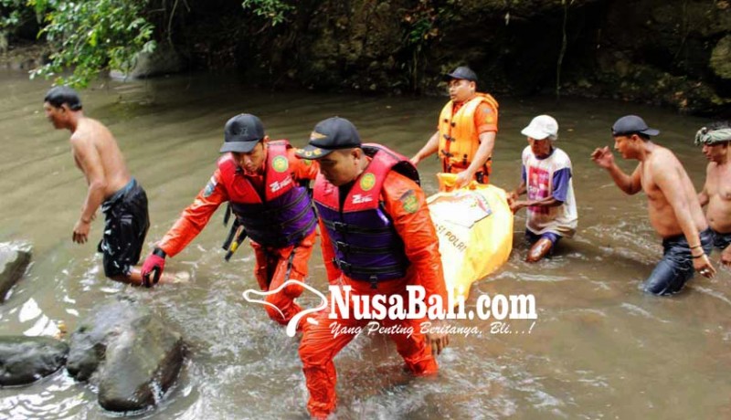 www.nusabali.com-petugas-berenang-evakuasi-korban