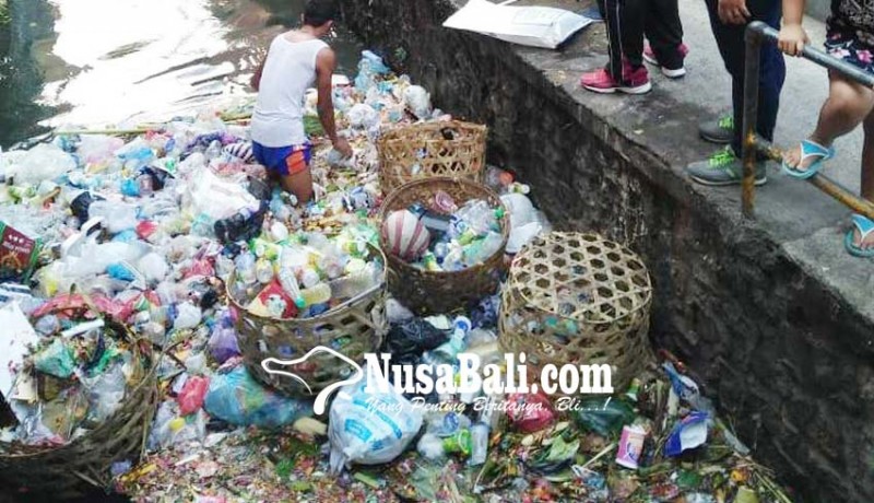 www.nusabali.com-ratusan-kilogram-sampah-diangkat-dari-kali-mumbul