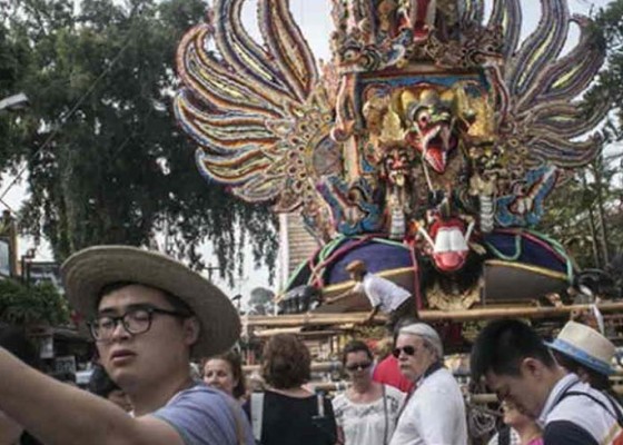 Nusabali.com - wisman-nikmati-parade-budaya-nusantara