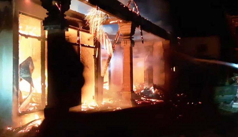 www.nusabali.com-korsleting-listrik-rumah-dan-warung-terbakar