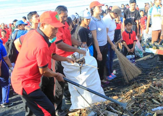 Nusabali.com - 12-ton-sampah-terkumpul-di-pantai-yeh-kuning