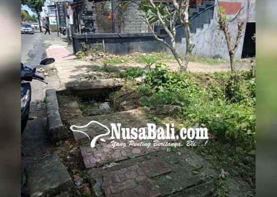 Nusabali.com - trotoar-bolong-tunggu-penanganan