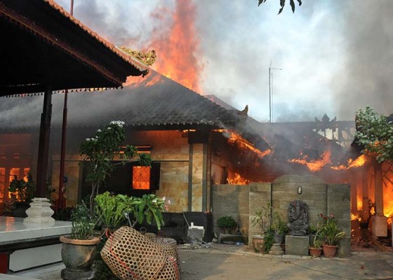 Nusabali.com - puri-satria-terbakar