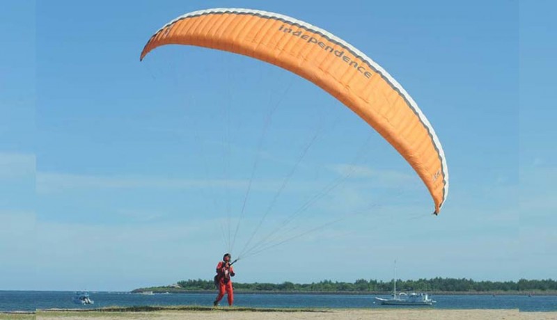 www.nusabali.com-paragliding-di-pantai-mertasari