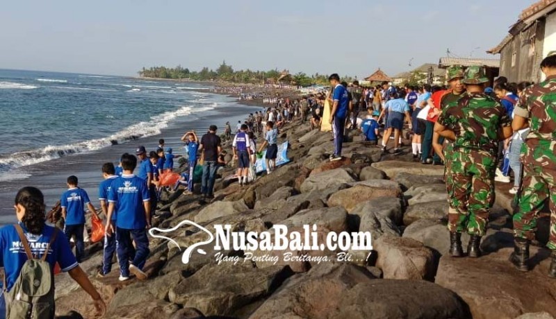 www.nusabali.com-tni-dan-pelajar-gelar-aksi-bersih-di-pantai-lebih