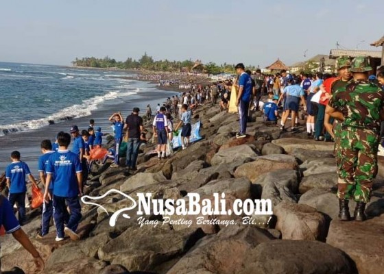 Nusabali.com - tni-dan-pelajar-gelar-aksi-bersih-di-pantai-lebih