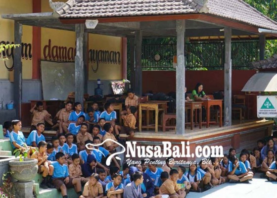 Nusabali.com - smpn-2-rendang-belajar-di-bale-gong
