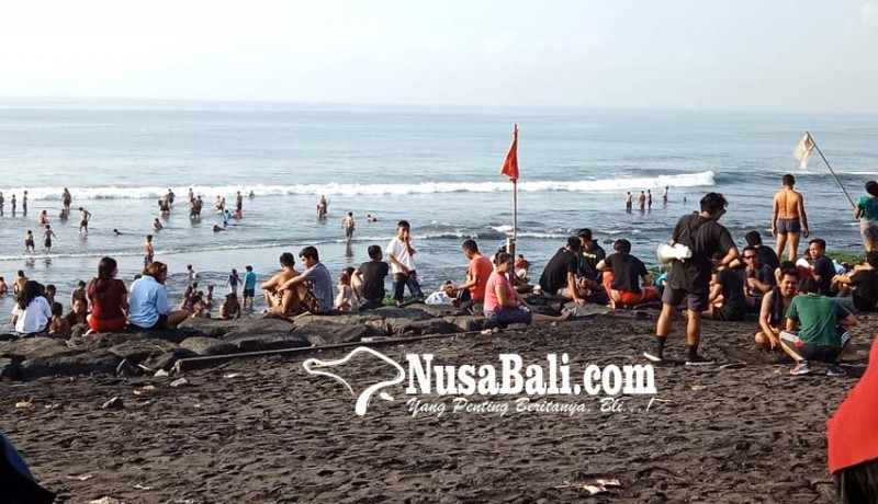 www.nusabali.com-banyupinaruh-masyarakat-padati-pantai