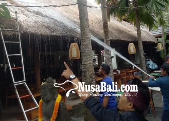 Nusabali.com - restoran-beratap-alang-alang-terbakar