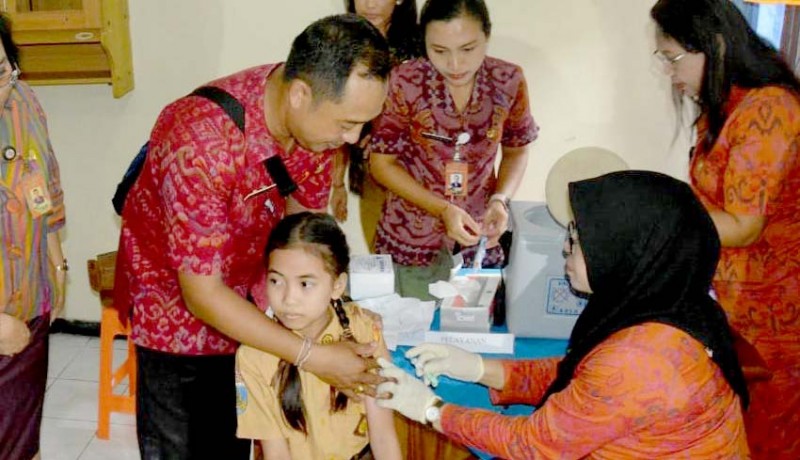www.nusabali.com-6762-siswi-sd-di-denpasar-dapat-vaksinasi-kanker-serviks-massal