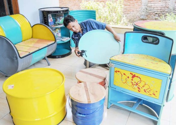 Nusabali.com - kerajinan-meja-kursi-berbahan-limbah-drum