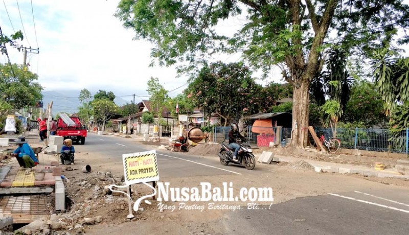 www.nusabali.com-warga-keluhkan-proyek-drainase-di-jalan-menuju-rumah-sakit