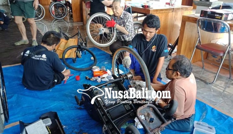 www.nusabali.com-4-instruktur-jepang-ajari-penyandang-disabilitas-perbaiki-kursi-roda-sendiri